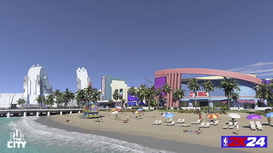 Stadsgezicht met strand, palmbomen en diverse gebouwen onder een blauwe hemel. Strandstoelen en parasols staan op het zand.