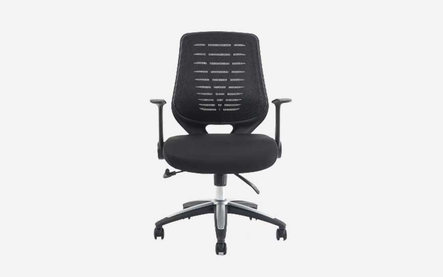 Zwarte ergonomische bureaustoel met mesh rugleuning, verstelbare armleuningen en wielen, ontworpen voor comfortabel werken aan een bureau.