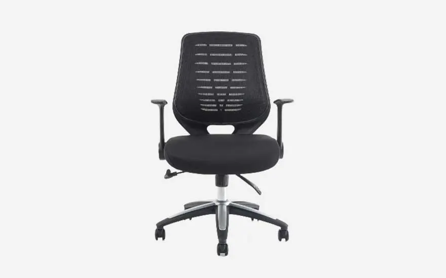 Zwarte ergonomische bureaustoel met mesh rugleuning, verstelbare armleuningen en wielen, ontworpen voor comfortabel werken aan een bureau.