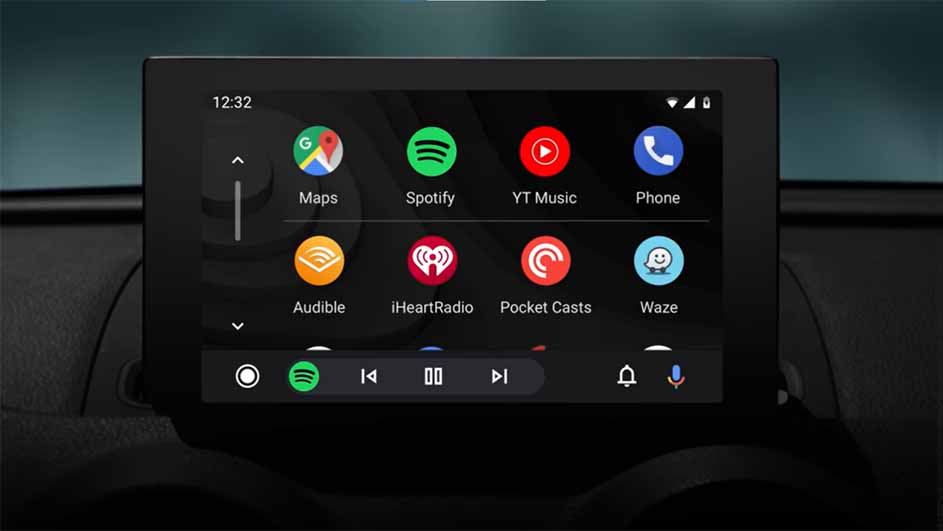 Autoscherm toont apps: Maps, Spotify, YT Music, Phone, Audible, iHeartRadio, Pocket Casts, Waze. Onderin: afspeelknoppen.