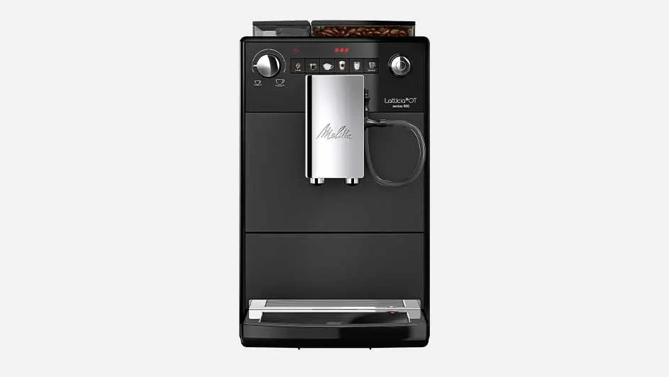 Een zwarte Melitta koffiemachine met zilveren details en koffiebonen bovenop, tegen een witte achtergrond.