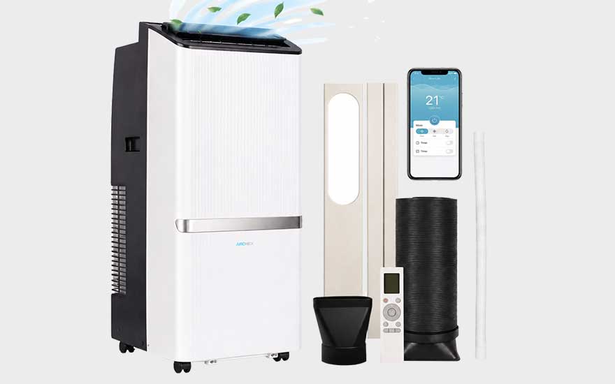 Witte mobiele airco met zijrooster, luchtslang, afstandsbediening en app-bediening, strak gepresenteerd op een lichte achtergrond.