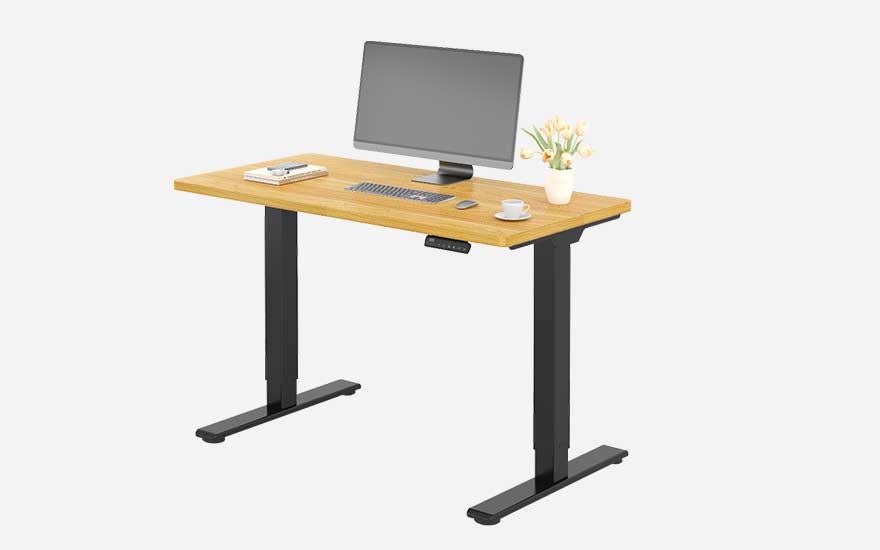 In hoogte verstelbaar bureau met houten blad, zwart onderstel, monitor, toetsenbord, notitieboek, smartphone en kopje koffie erop.