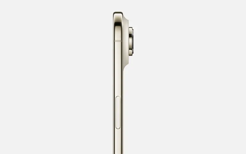 Zijaanzicht van een gouden smartphone met uitstekende camerabult en zijknop.