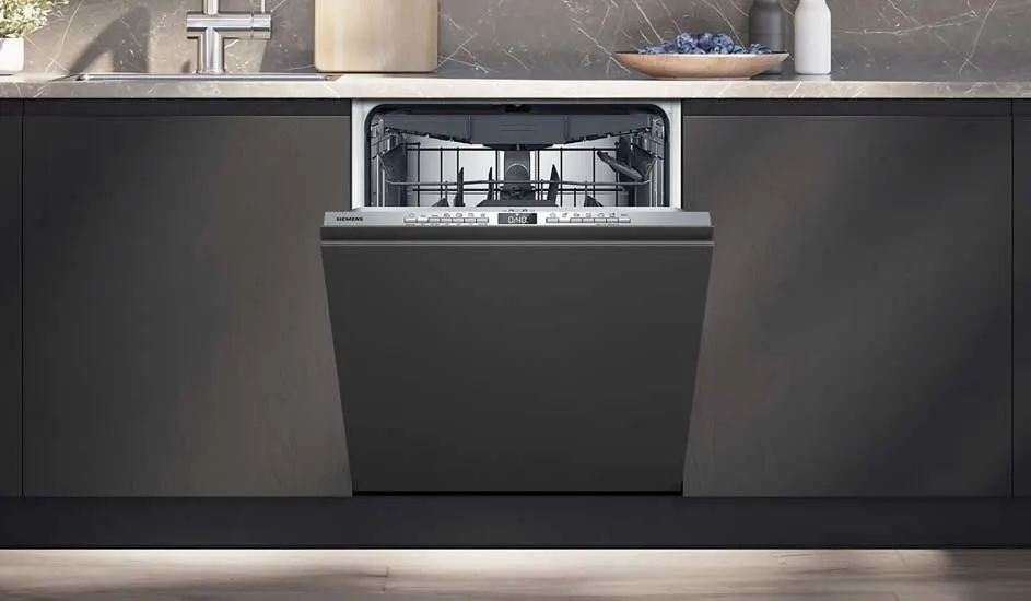 Strakke, moderne keuken met een open Siemens vaatwasser, donkere kastdeuren en een marmeren werkblad, minimalistische uitstraling.