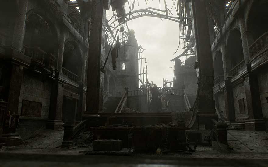 Een verlaten, vervallen hal met ingestorte pilaren en trappen. Het licht valt mistig naar binnen door openingen bovenin.