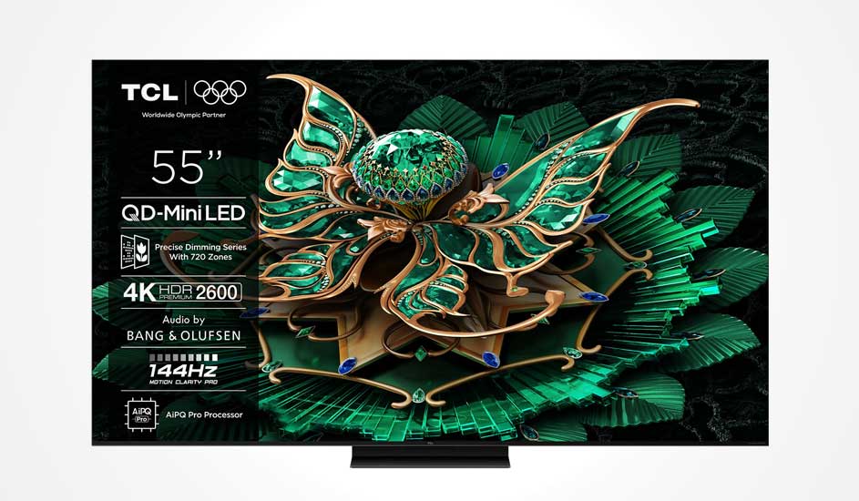 Een TCL 55" QD-MiniLED tv toont een groene sierlijke vlinder, met 4K HDR 2600, Bang & Olufsen audio en 144Hz AiPQ Pro Processor.