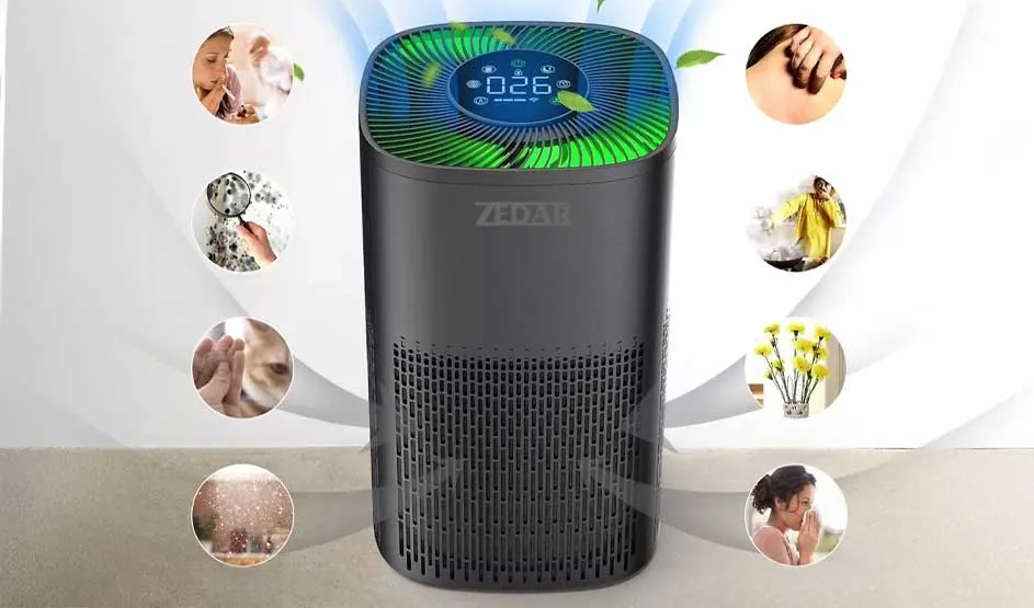 Zwarte Zedar-luchtreiniger met groen oplichtend bovenpaneel, omringd door cirkels met mensen, bloemen en stof die zuivere lucht voorstellen.