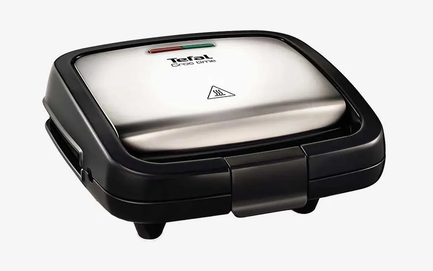 Closed Tefal sandwich maker with stainless-steel lid and indicator lights, a compact design resting stevig en veilig op het werkblad.