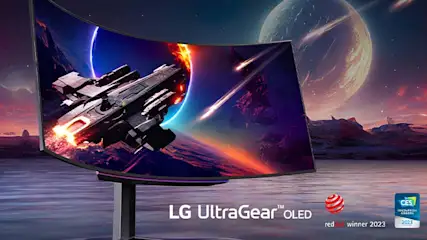 Gebogen LG UltraGear OLED-monitor toont een ruimteschip in de ruimte, met logo's "red winner 2023" en "CES 2023".