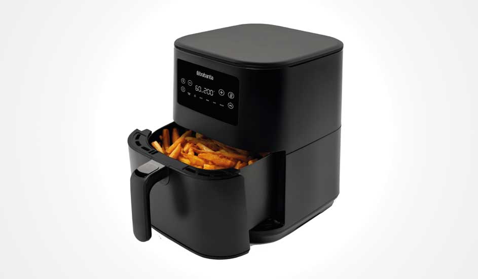 Zwarte Brabantia airfryer met digitaal display, moderne vormgeving en een lade vol frietjes. Strak en praktisch ontwerp voor de keuken.