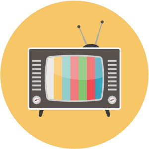 Een oude tv met een scherm vol kleurrijke verticale strepen, staat voor een gele achtergrond. De tv heeft antennes.