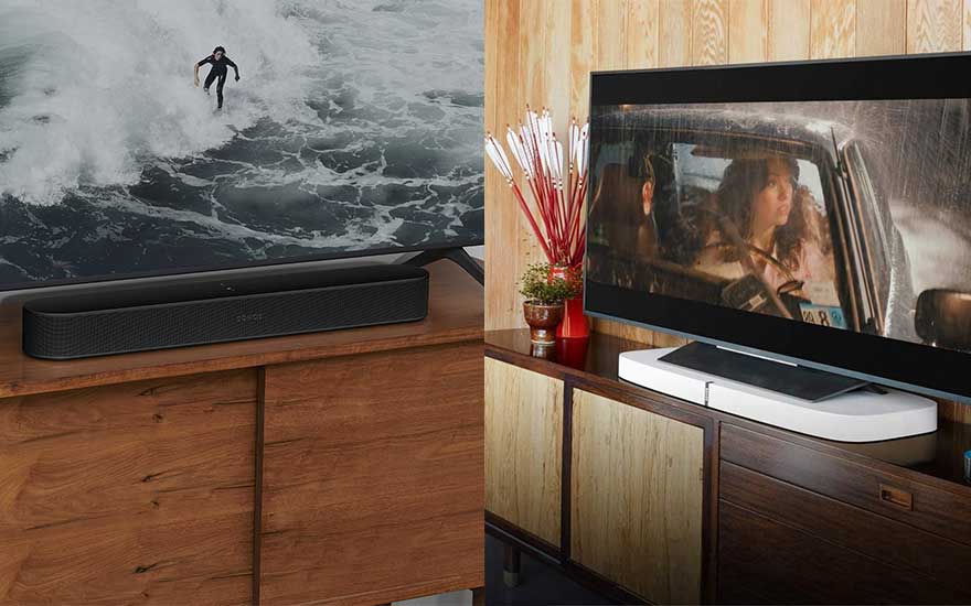 Gesplitste foto toont links een soundbar voor een tv en rechts een soundbase onder een tv op houten meubels.