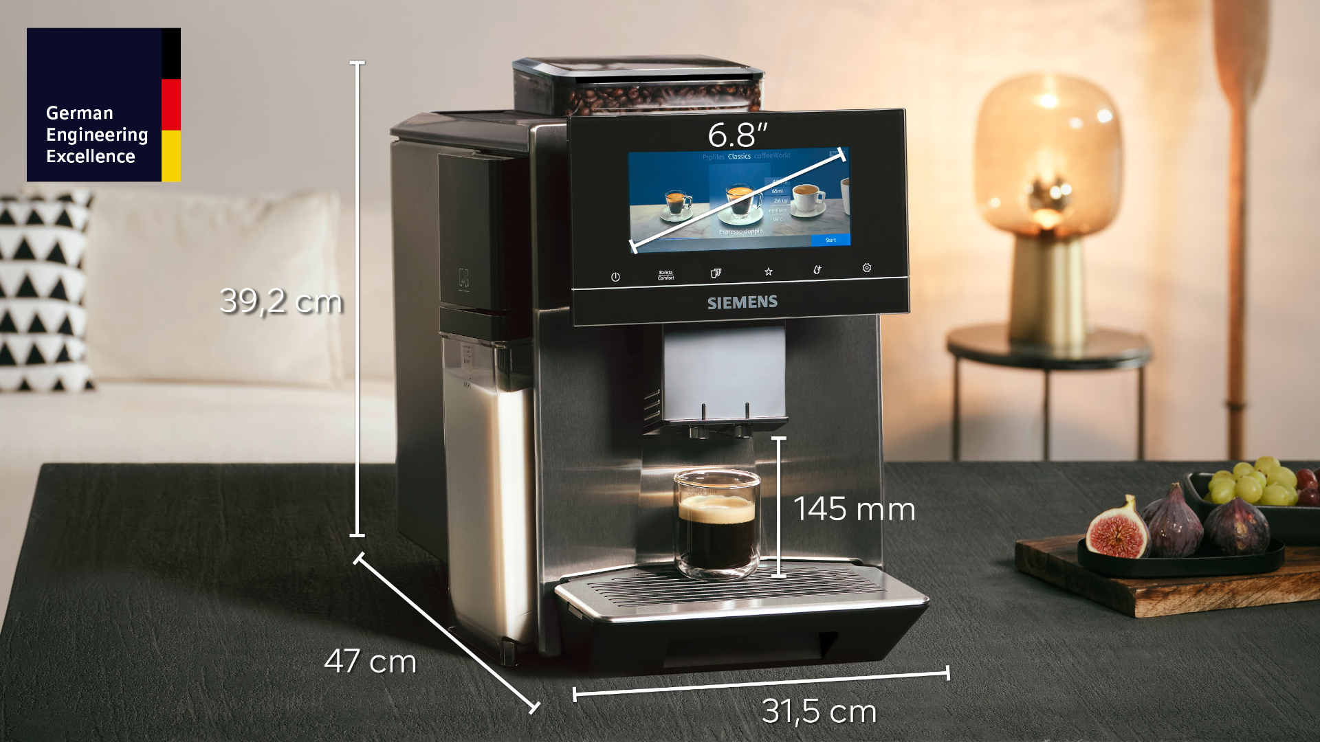 Een Siemens koffiemachine met touchscreen bereidt een espresso. Afmetingen staan aangegeven: 39,2 cm hoog, 47 cm diep, 31,5 cm breed.