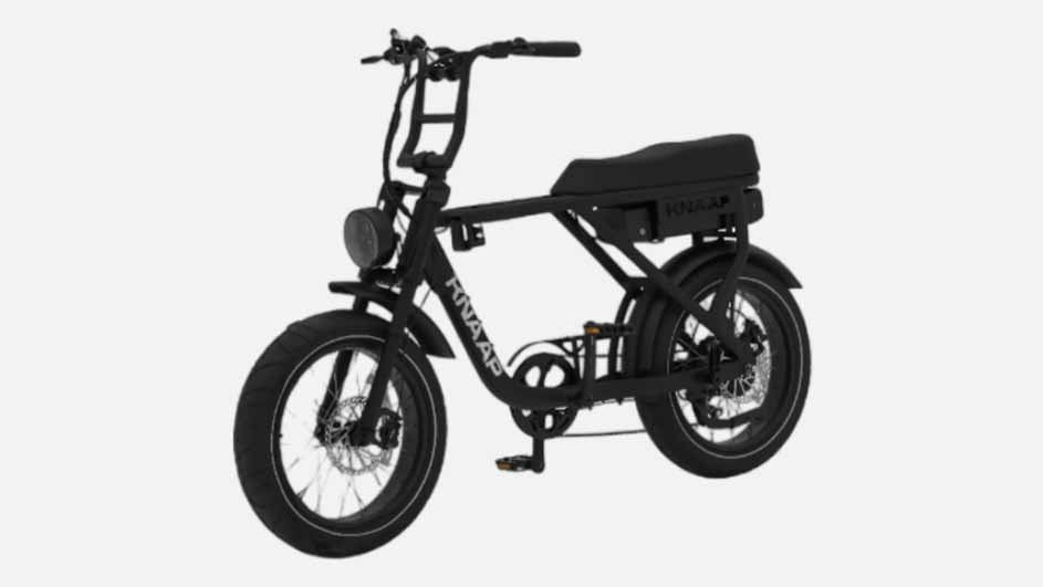 Een zwarte elektrische fiets staat op een witte achtergrond met een zadel, pedalen en een ronde koplamp.