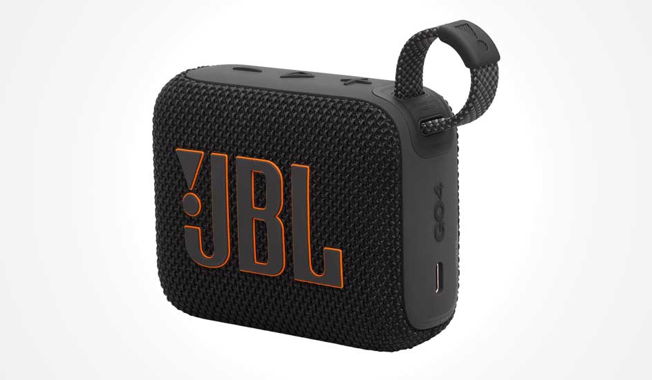 Een compacte zwarte JBL Go 4 Bluetooth speaker met opvallend oranje logo en handig draagkoord, afgewerkt met een robuuste stoffen bekleding.