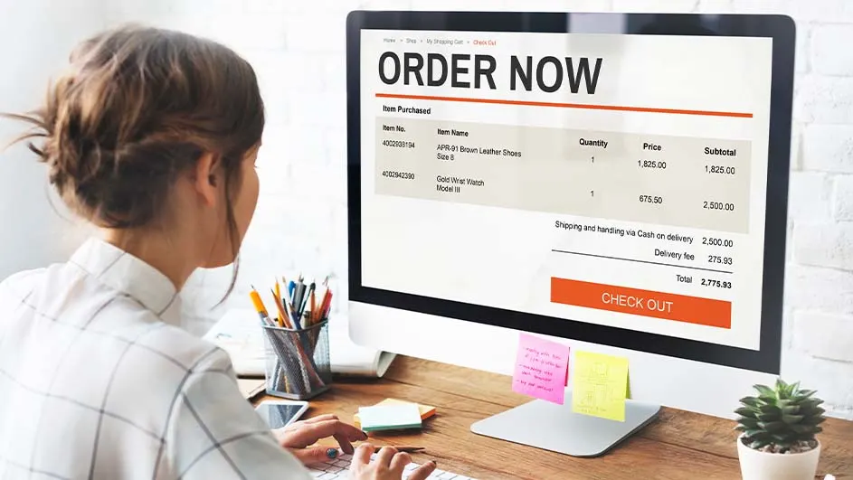 Vrouw achter bureau typt op toetsenbord. Een computerscherm toont een online bestelformulier met een 'CHECK OUT'-knop. Bureau met potloden en een plant.