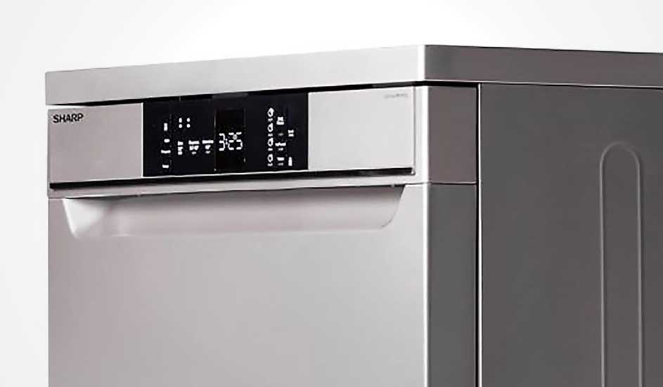 Zilverkleurige Sharp vaatwasser met modern digitaal display en overzichtelijk bedieningspaneel aan de voorkant.