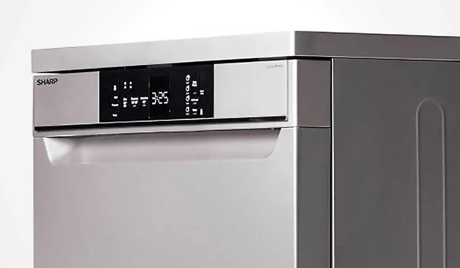 Zilverkleurige Sharp vaatwasser met modern digitaal display en overzichtelijk bedieningspaneel aan de voorkant.
