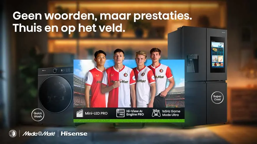 Een Hisense-reclame toont apparaten, een koelkast, wasmachine en tv met vier voetballers in Feyenoord-shirts en promotietekst.