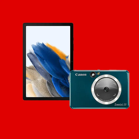Een tablet met abstracte kunst en een blauwe Canon Zoemini S2 camera tegen een rode achtergrond.