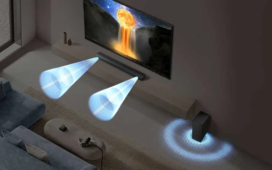 Donkere thuisbioscoop toont tv met fantasiebeeld, terwijl blauwe lichtbundels surroundgeluid uit speakers verbeelden.