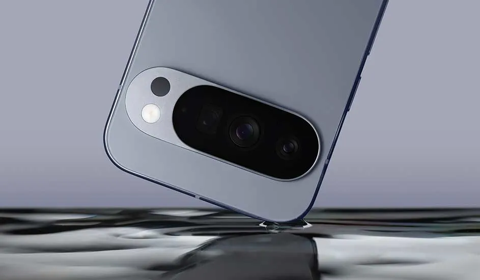 Op de afbeelding zie je een Apple iPhone waarvan de cameramodule duidelijk zichtbaar is. De iPhone raakt net het oppervlak van water aan.