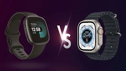 Twee smartwatches staan tegenover elkaar, gescheiden door een groot, wit "VS" teken. De horloges hebben verschillende bandjes en schermen.