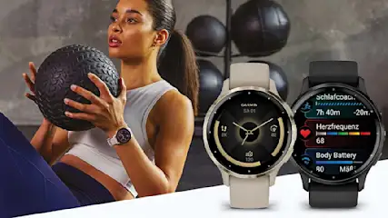 Vrouw met gewicht, sportkleding, horloge. Voorgrond: twee Garmin horloges, een beige en een zwarte, met gezondheids- en fitnessgegevens.