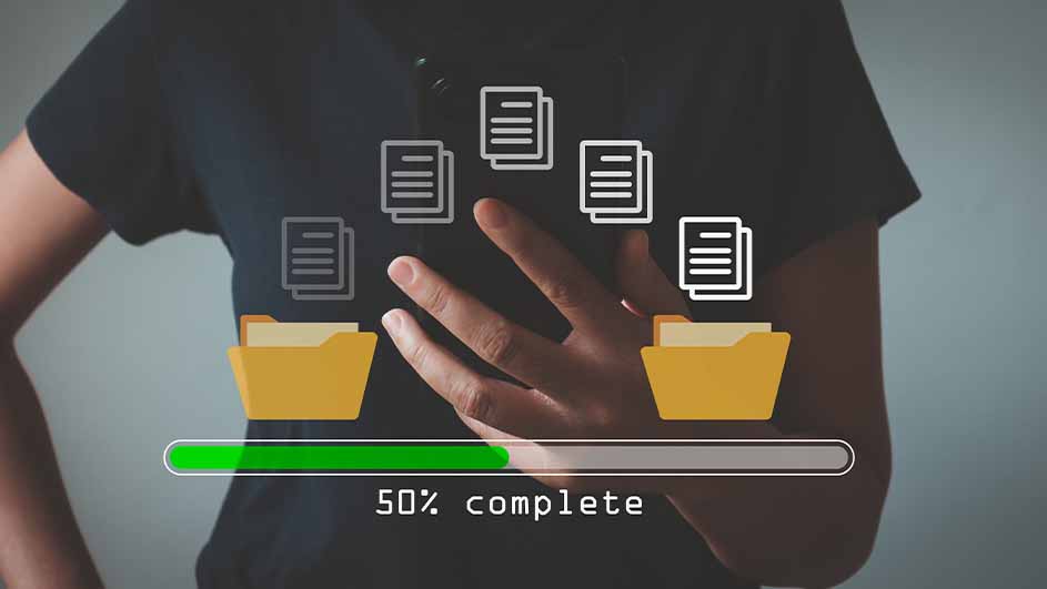 Documenten worden overgebracht tussen gele mappen, met een groene voortgangsbalk die 50% voltooid aangeeft.
