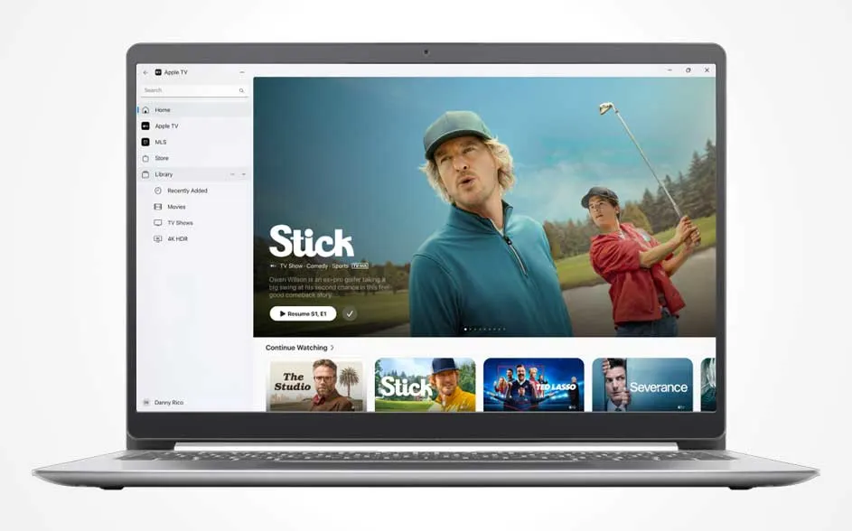 Een laptop toont Apple TV; op het scherm staat een golfserie met twee spelers, plus menu links en kijktegels onderaan.