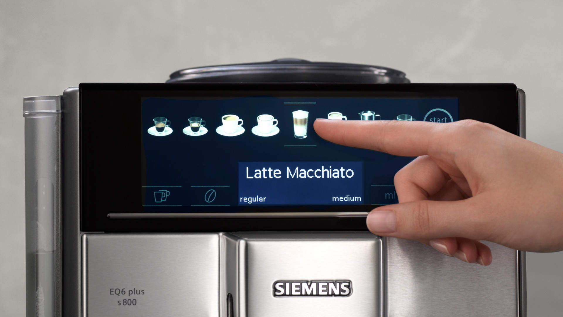 Een Siemens EQ6 plus s800 koffiemachine toont een touchscreen met een vinger die "Latte Macchiato" selecteert.
