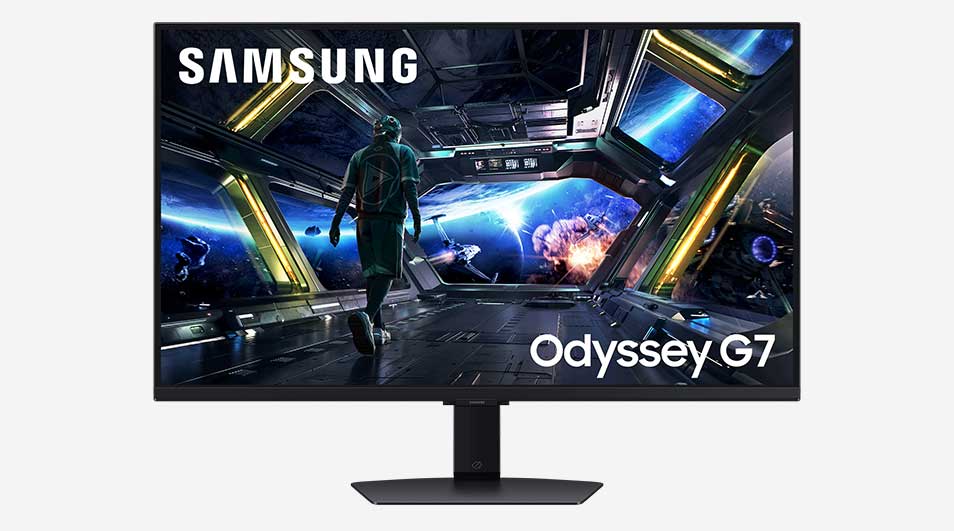 Een Samsung Odyssey G7-gamemonitor toont een astronaut die door een futuristische ruimtescheepsbrug loopt, met sterren en nevels buiten de ramen.