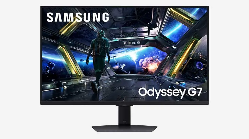 Een Samsung Odyssey G7-gamemonitor toont een astronaut die door een futuristische ruimtescheepsbrug loopt, met sterren en nevels buiten de ramen.
