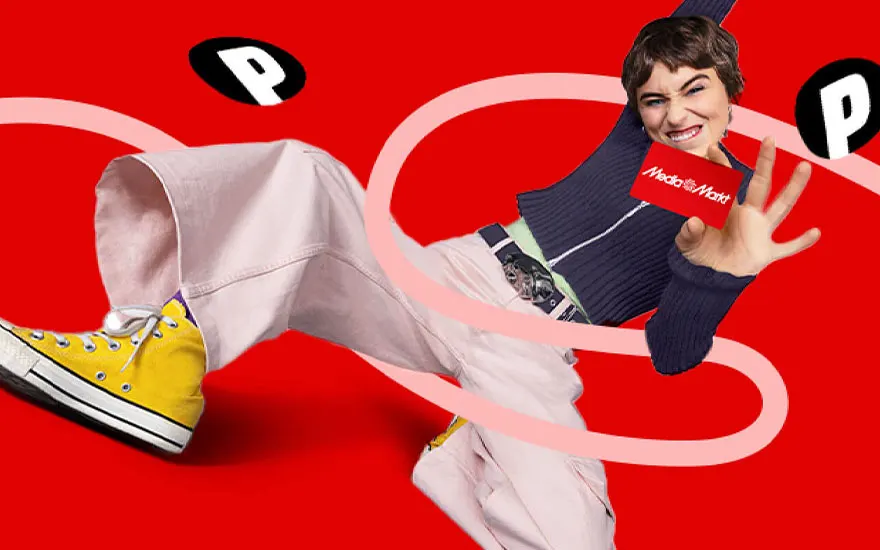 Vrolijke vrouw met kort haar houdt rode MediaMarkt kaart vast, draagt roze outfit met gele sneakers op levendige rode achtergrond met logo's.