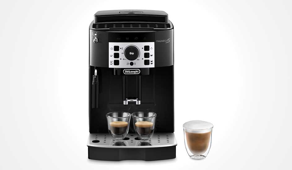Een zwarte De’Longhi koffiemachine zet twee espresso’s tegelijk, met daarnaast een glas cappuccino met schuim op een witte achtergrond.
