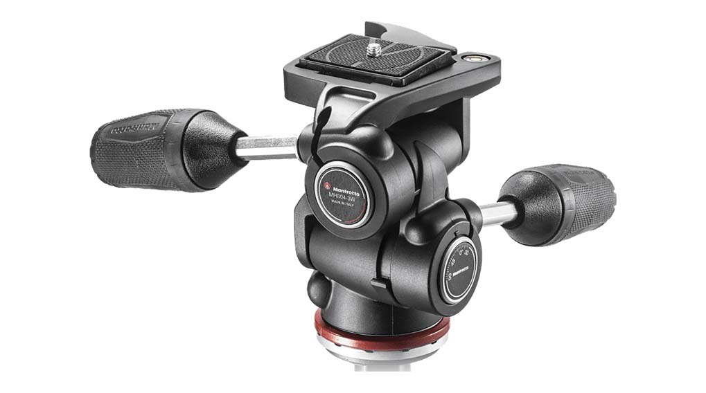 Een zwarte Manfrotto videokop met twee draaiknoppen en een snelkoppelingsplaat, tegen een witte achtergrond.