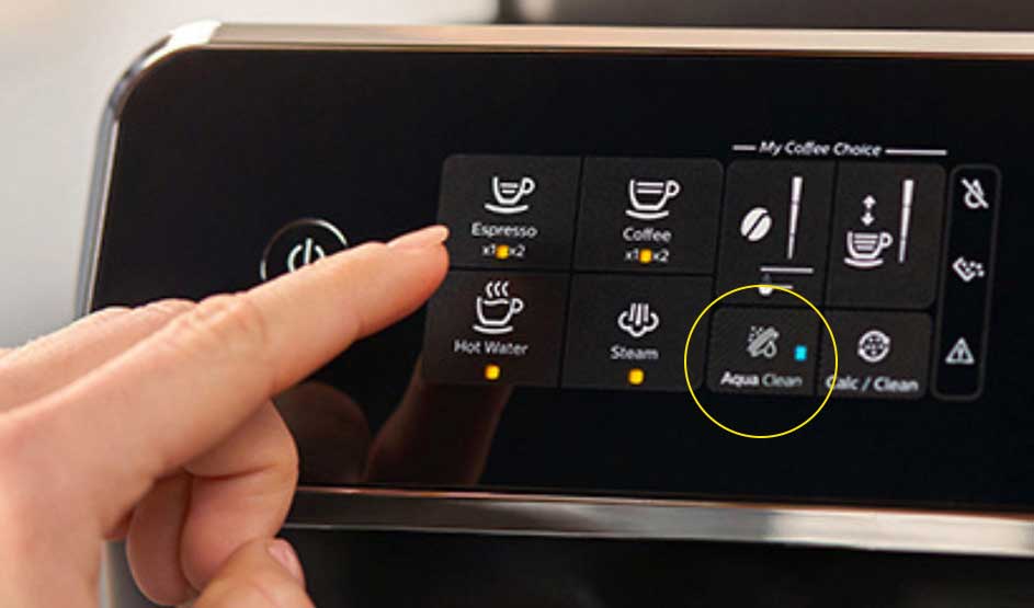 Een vinger bedient het touchscreen van een Philips-koffiemachine en selecteert de Aqua Clean-functie voor onderhoud.