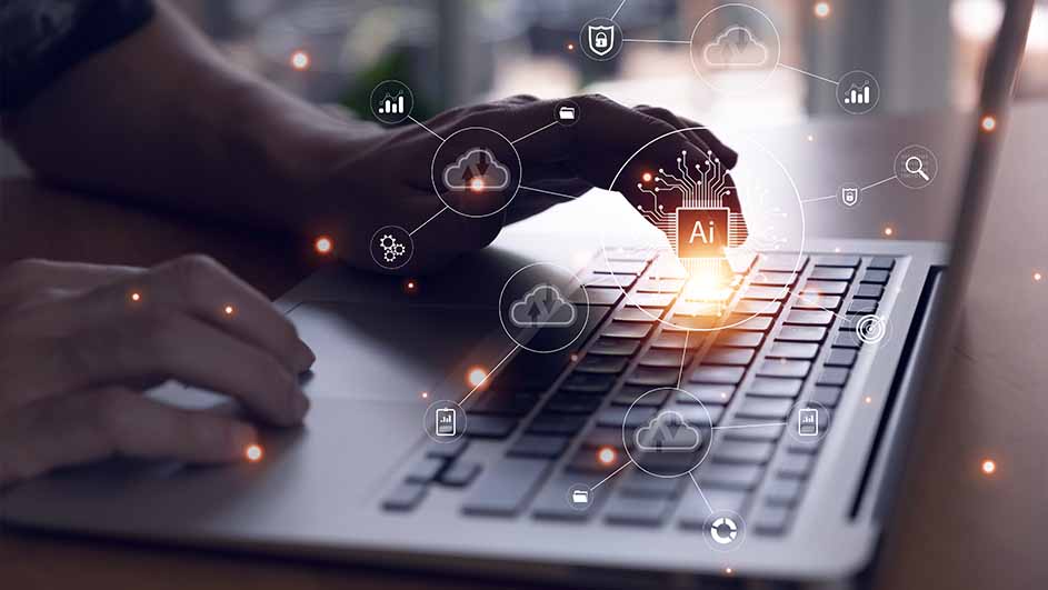 Handen typen op een laptop met AI- en cloudcomputing-pictogrammen. De laptop staat op een houten tafel.