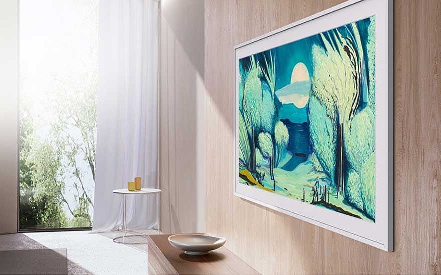 Een modern schilderij in blauwe tinten hangt aan een houten muur, naast een raam en minimalistisch interieur.