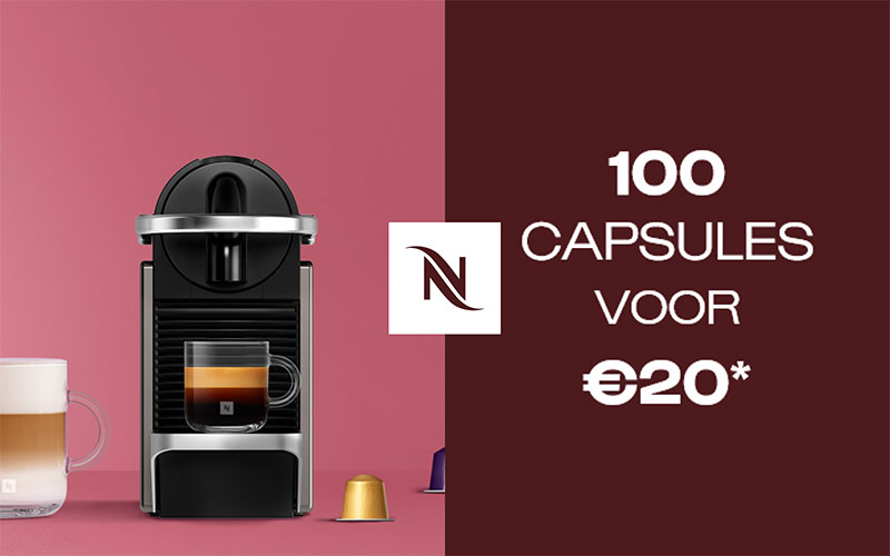 Nespresso-machine met koffiekopjes en capsules naast de aanbieding “100 capsules voor €20”.