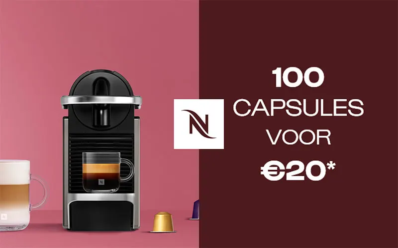 Nespresso-machine met koffiekopjes en capsules naast de aanbieding “100 capsules voor €20”.