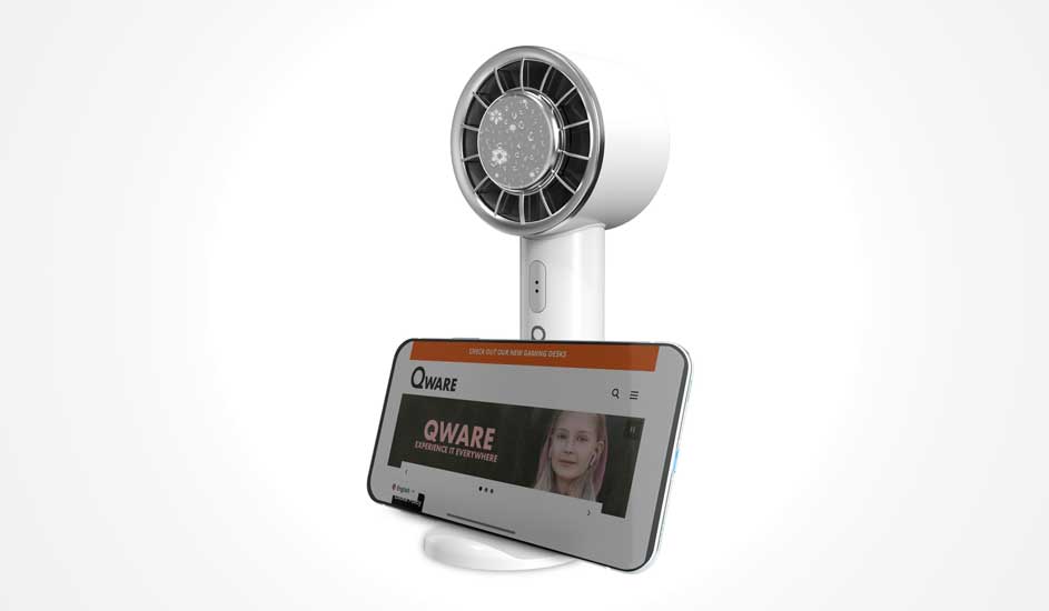 Een witte Qware handventilator staat rechtop en fungeert als standaard voor een smartphone waarop de Qware website zichtbaar is. Merknaam: Qware.