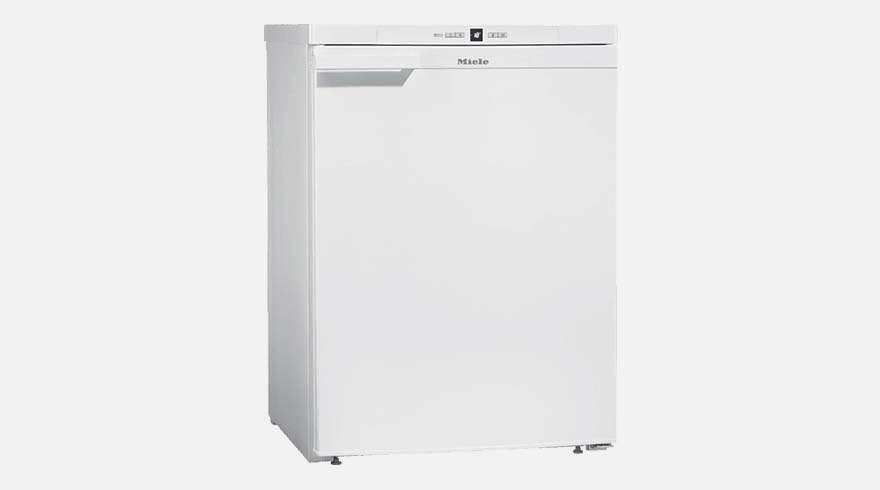 Een witte Miele koelkast staat op een witte achtergrond. De koelkast heeft een handgreep en een klein display.