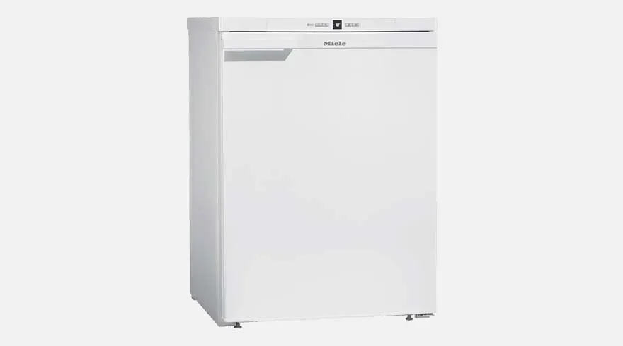 Een witte Miele koelkast staat op een witte achtergrond. De koelkast heeft een handgreep en een klein display.