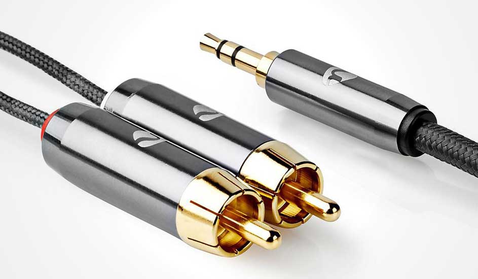 Hoogwaardige RCA-naar-3.5mm kabel met gevlochten omhulsel. Gouden connectoren zorgen voor optimale geluidskwaliteit en duurzaamheid.