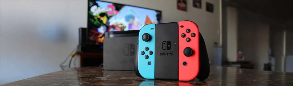 Een afbeelding van een nintendo switch console aangesloten op een tv. De nintendo switch zit aan de voorkant en de tv aan de achterkant