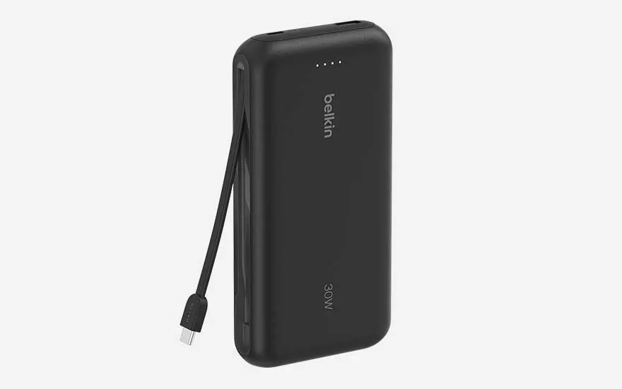 Zwarte Belkin powerbank met geïntegreerde oplaadkabel langs de zijkant en rij ledindicatoren, levert tot 30 W snel laden onderweg.