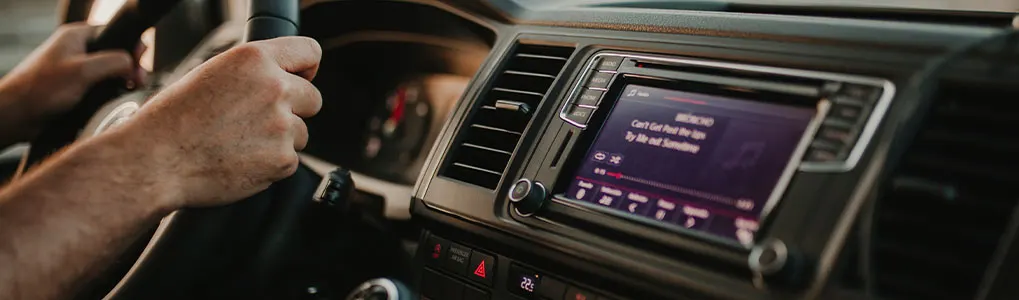 Hoe bouw je een autoradio in?