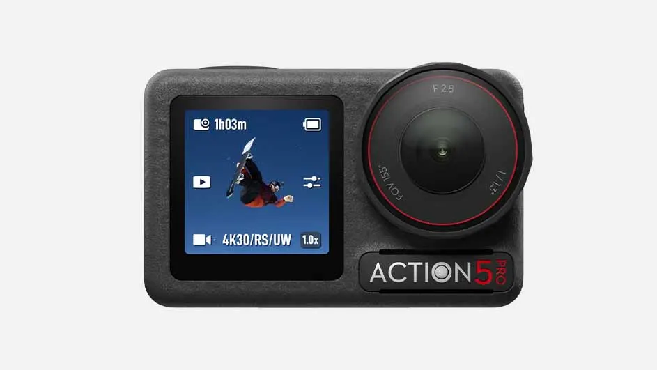 Zwarte Action 5 Pro camera met een scherm waarop een persoon te zien is tijdens het skydiven, op een witte achtergrond.